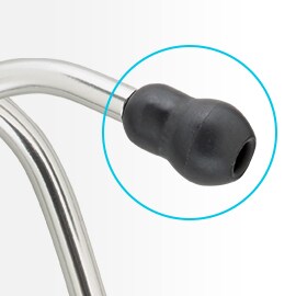 Gros plan sur l'embout noir sur le bras d'un stéthoscope 3M Littmann.
