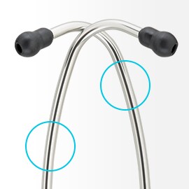 Bras de stéthoscope 3M Littmann se croisant avec des embouts auriculaires noirs aux extrémités.