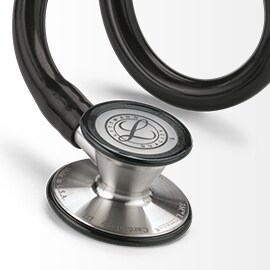 Gros plan sur l'oreillette et le tube noir du stéthoscope 3M Littmann Cardiology III.