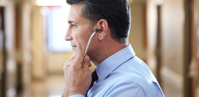 Docteur ne plaçant pas son stéthoscope Littmann correctement (embouts auriculaires vers l’arrière).
