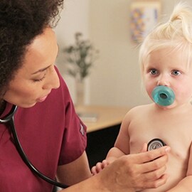 Une infirmière écoute la cavité thoracique avec le stéthoscope 3MLittmann Classic III.