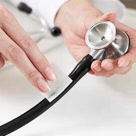 Nettoyage à la main de la tubulure d’un stéthoscope Littmann à l’aide d’un chiffon imbibé d’alcool.