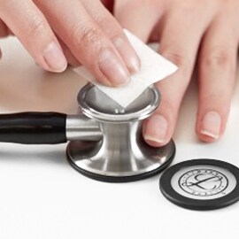 Nettoyez la sonnerie de votre stéthoscope Littmann avec une lingette imbibée d'alcool.